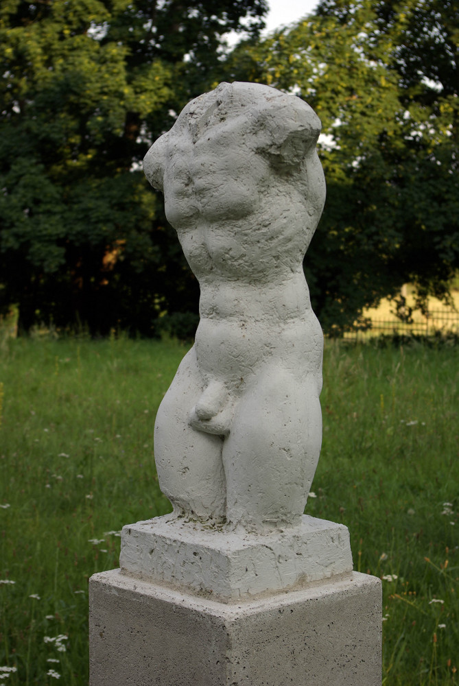 KuhleW_wk12_maennlicher-torso-leicht-gebeugt-vorn